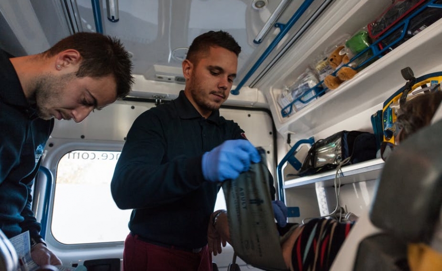 Vous avez composé le 15 ? Vous verrez peut-être arriver… des ambulanciers privés