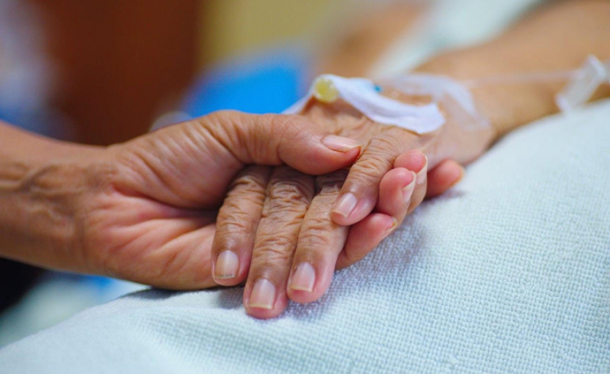 La loi sur les soins palliatifs fête ses 20 ans : un texte fondateur, mais un bilan insuffisant