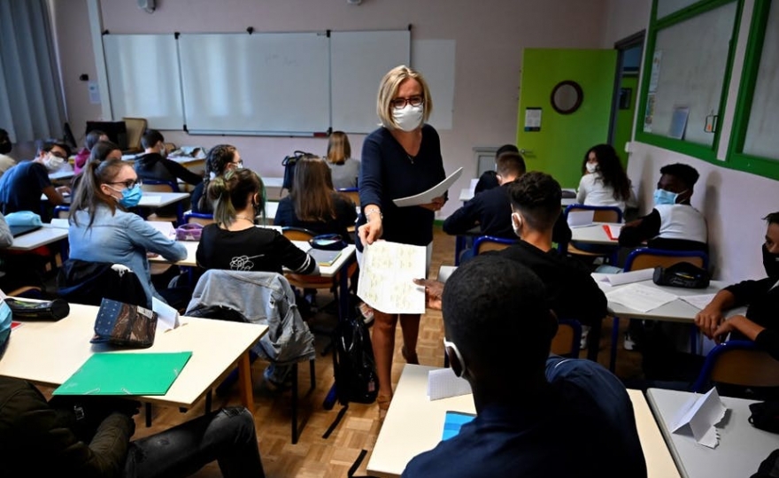 Dans la classe, quels sont les facteurs qui peuvent contribuer au décrochage scolaire ?