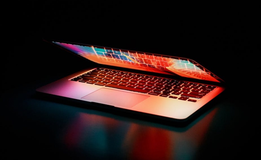 Pornographie en ligne : des risques préoccupants pour les adolescents