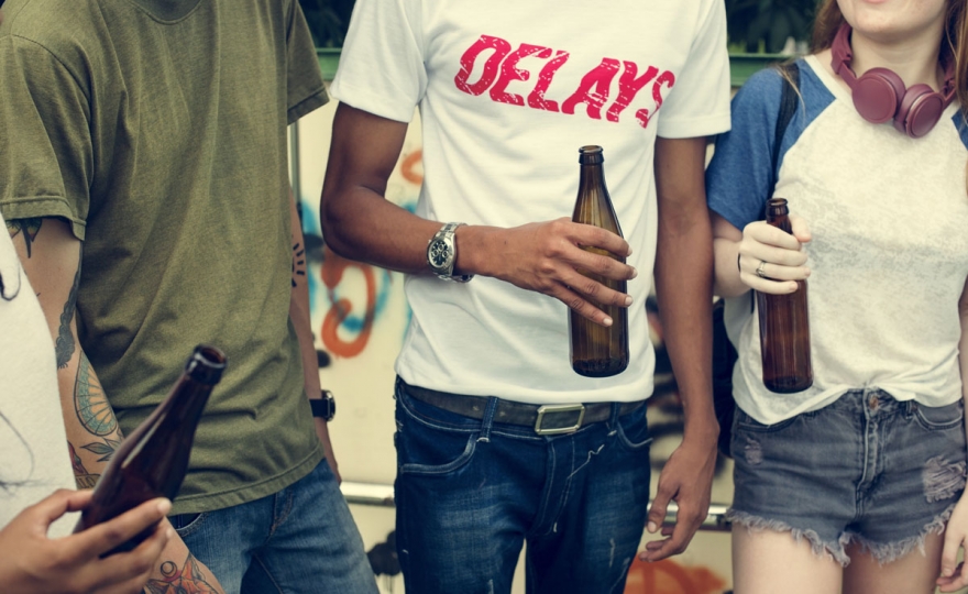 Quels sont les facteurs qui prédisposent certains adolescents à l’alcoolisme ?