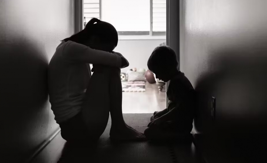 Abus, violences, crises, guerres : les traumatismes vécus dans l’enfance ont des effets durables