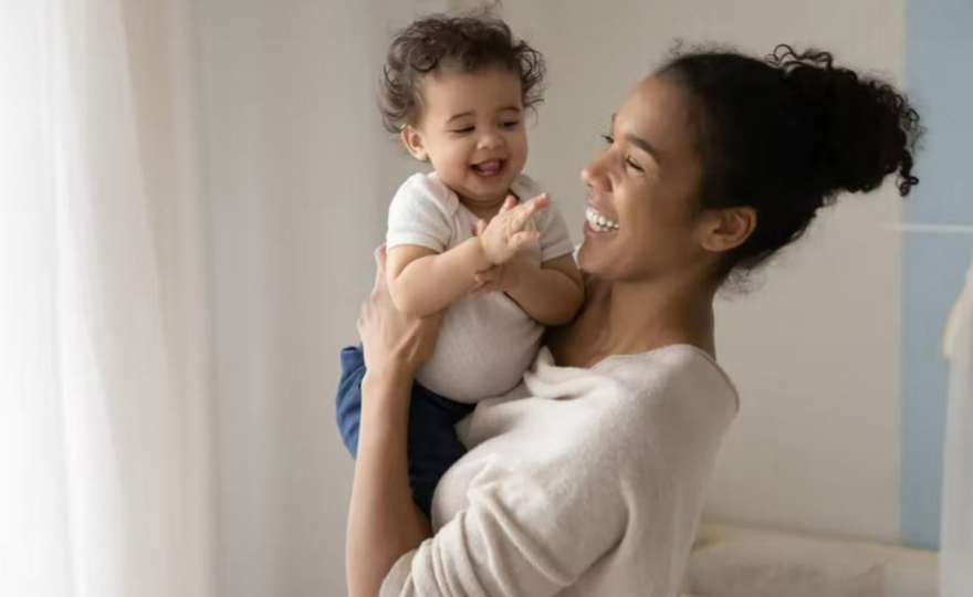 Comment les bébés apprennent-ils à parler ?