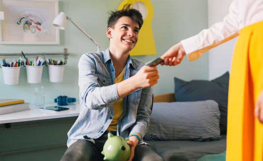 À l’adolescence, une pédagogie de l’argent de poche ?