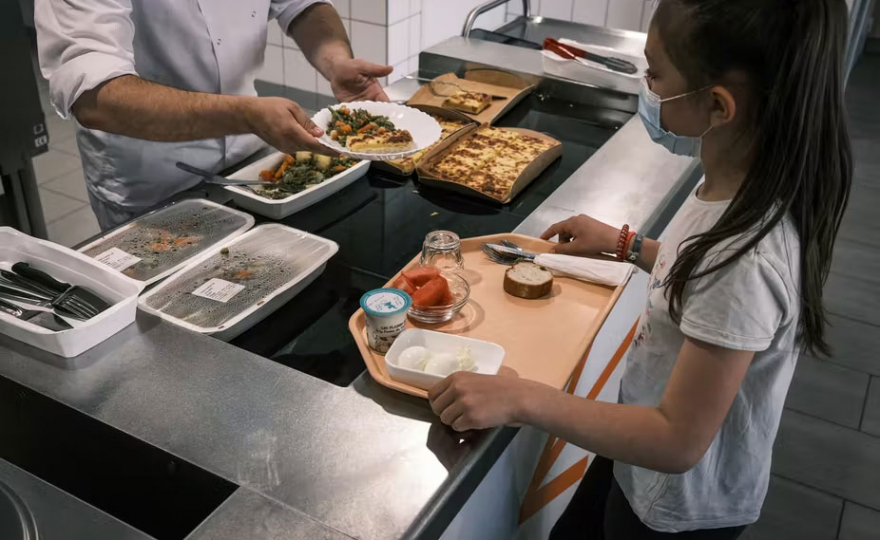 Cantine, transport, logement… la contribution méconnue des territoires à la lutte contre la pauvreté