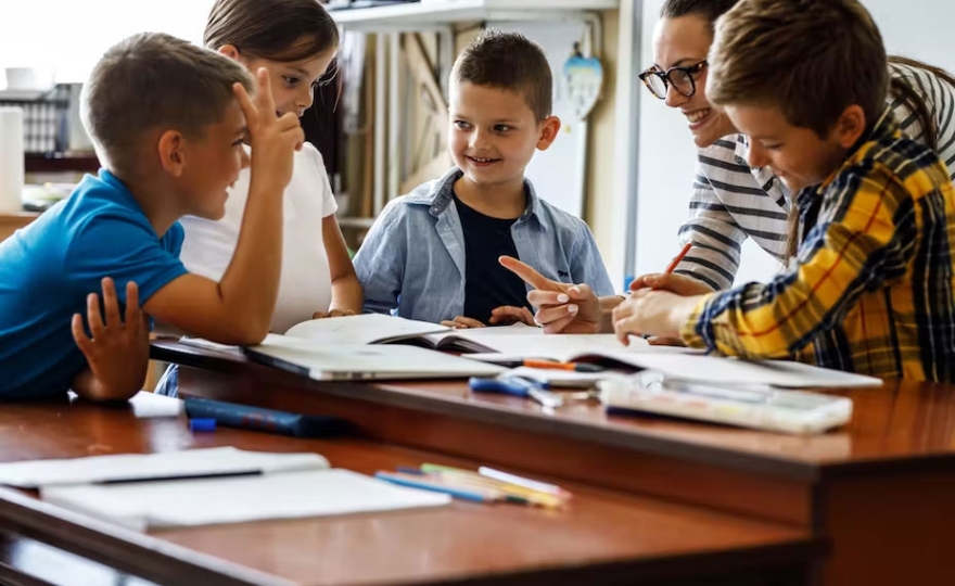 Enseignants : rémunérer les heures supplémentaires rendrait-il le métier plus attractif ?