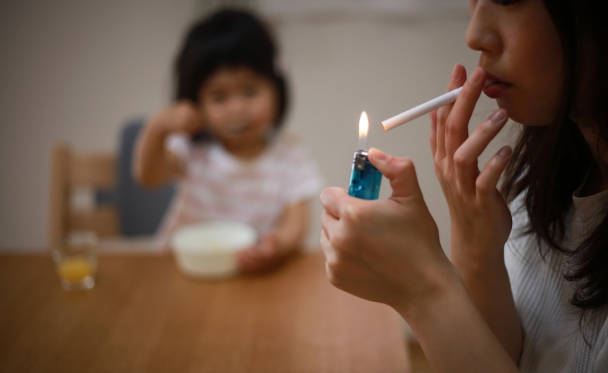 Tabagisme passif : le plomb de la fumée contaminerait substantiellement enfants et ados