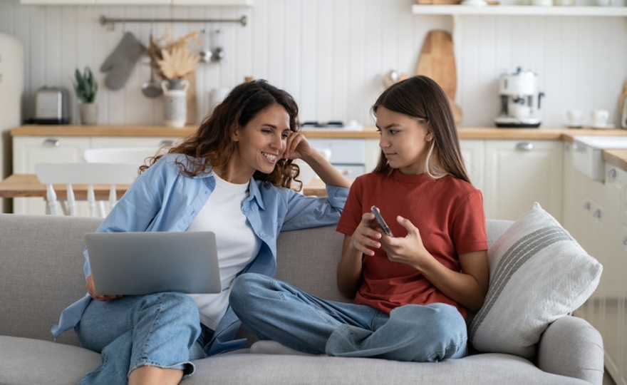 Réguler les pratiques numériques des ados : un défi pour les parents ?