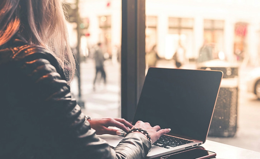 Les femmes et les hommes sont-ils égaux face au télétravail ?