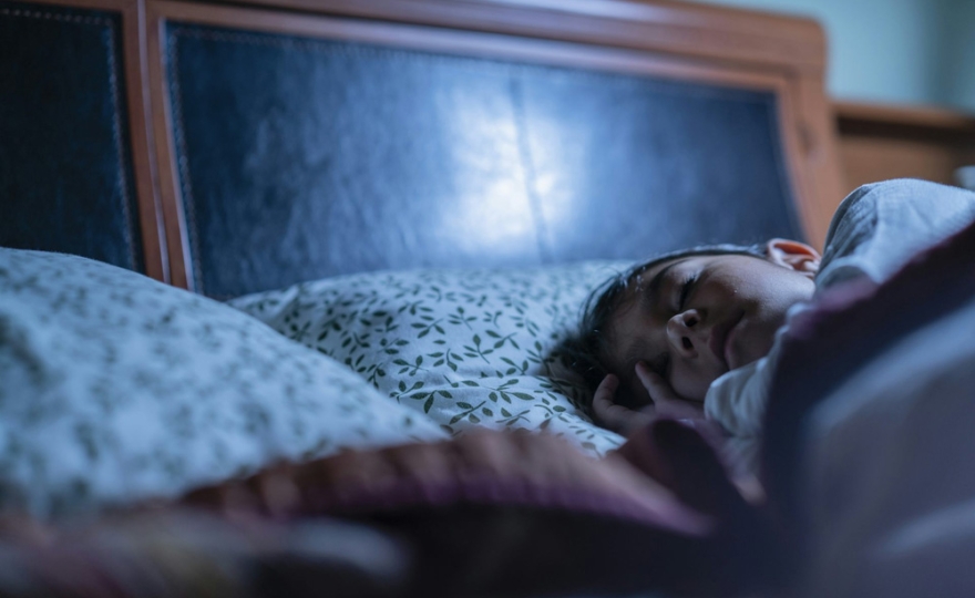 Couchers tardifs et manque de sommeil peuvent abîmer le cerveau des enfants