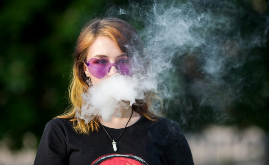 La vape et les jeunes : le point sur l’interdiction des « puff », ces e-cigarettes jetables