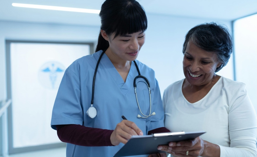 Faut-il recourir à l’immigration pour lutter contre les déserts médicaux ?